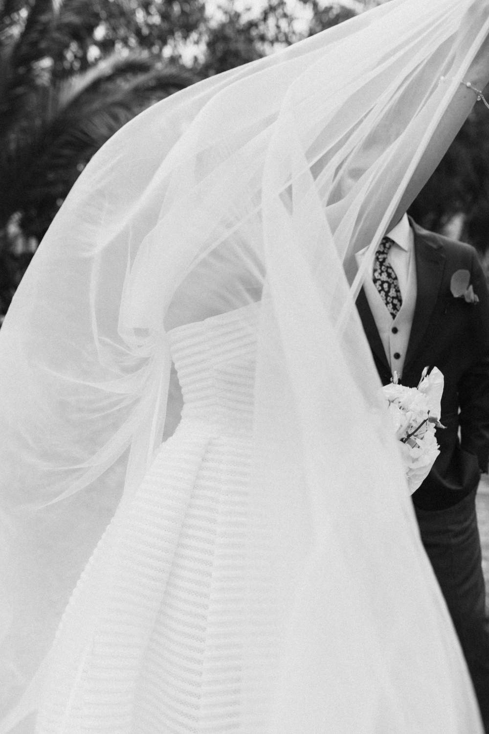 Detalle en blanco y negro del velo de la novia con el viento