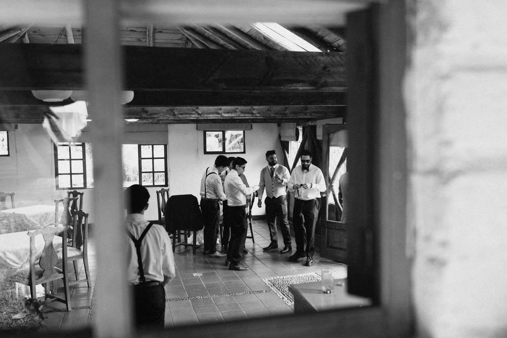 Grupo de padrinos alistándose antes de la ceremonia, en blanco y negro